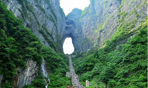 张家界天门山玻璃栈道介绍,张家界旅游景点天门山玻璃栈道