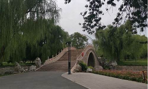 龙潭湖公园的位置,龙潭公园和龙潭湖公园是
